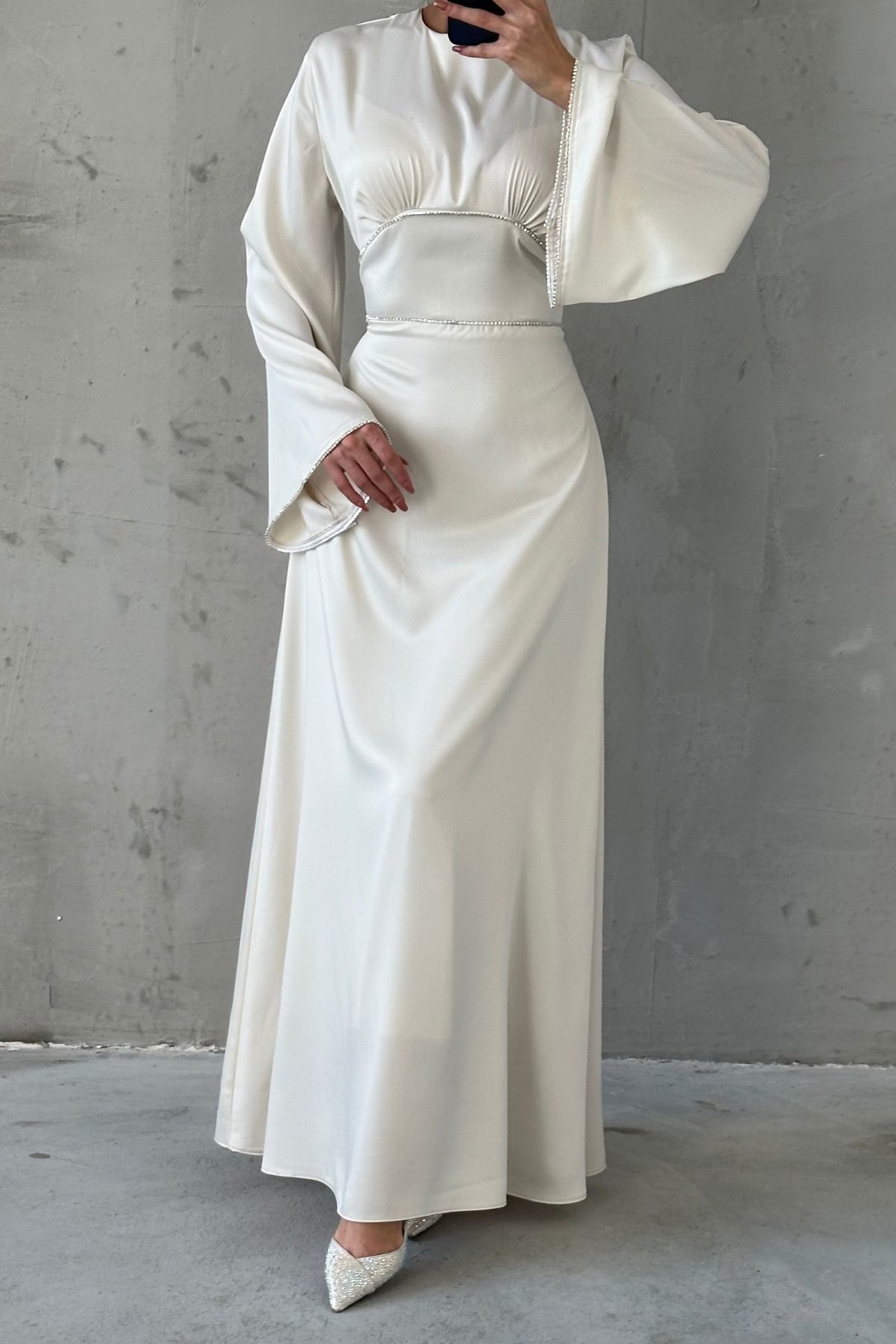 Satin Hijab Abendkleid mit enger Taille