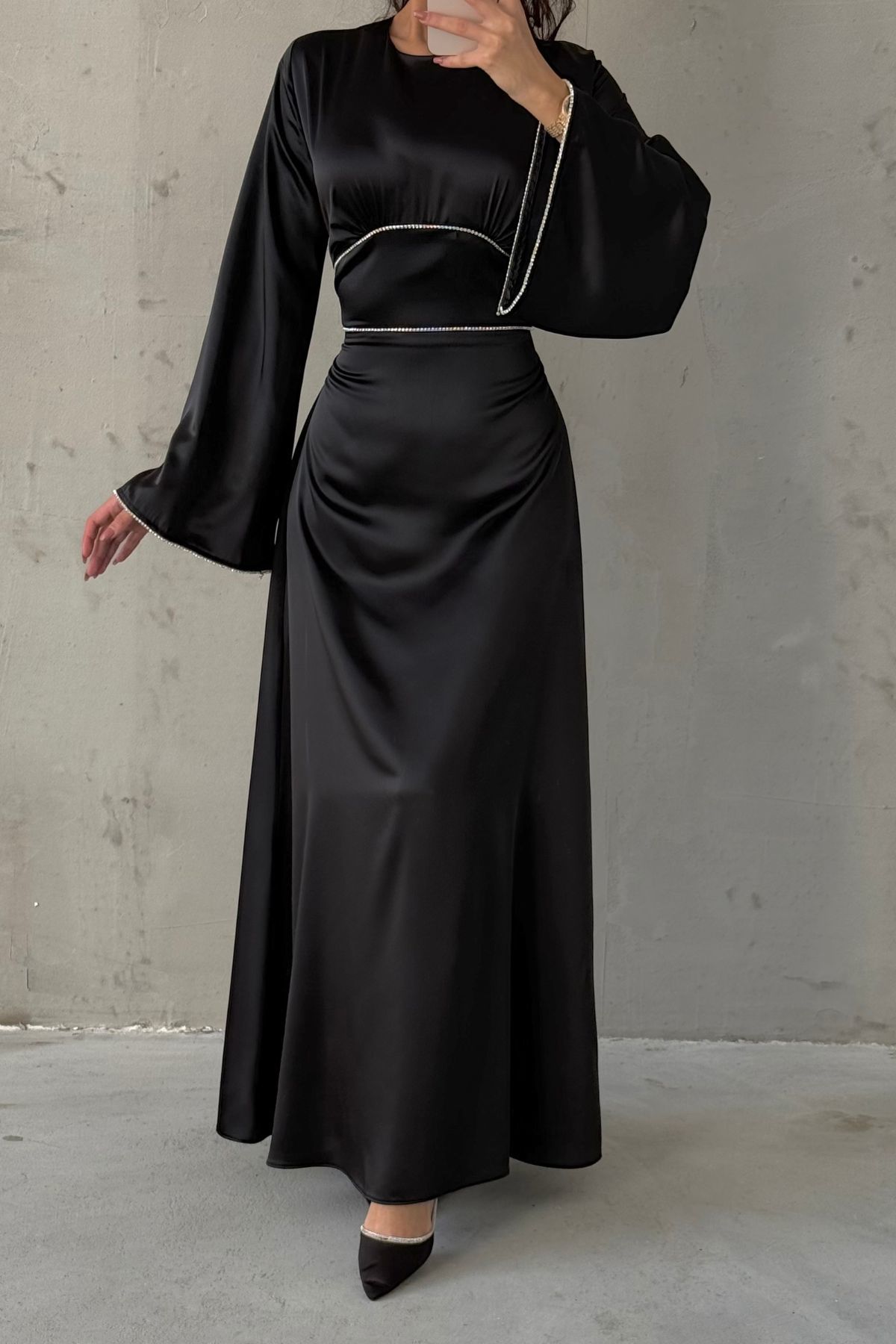 Satin Hijab Abendkleid mit enger Taille