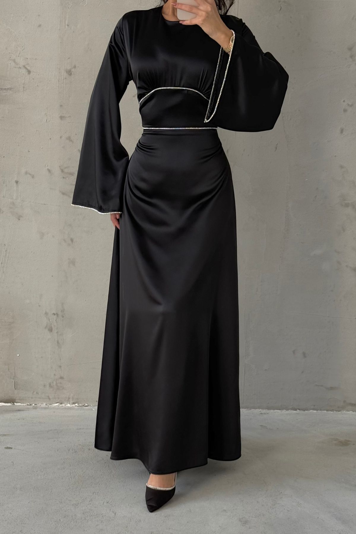 Satin Hijab Abendkleid mit enger Taille