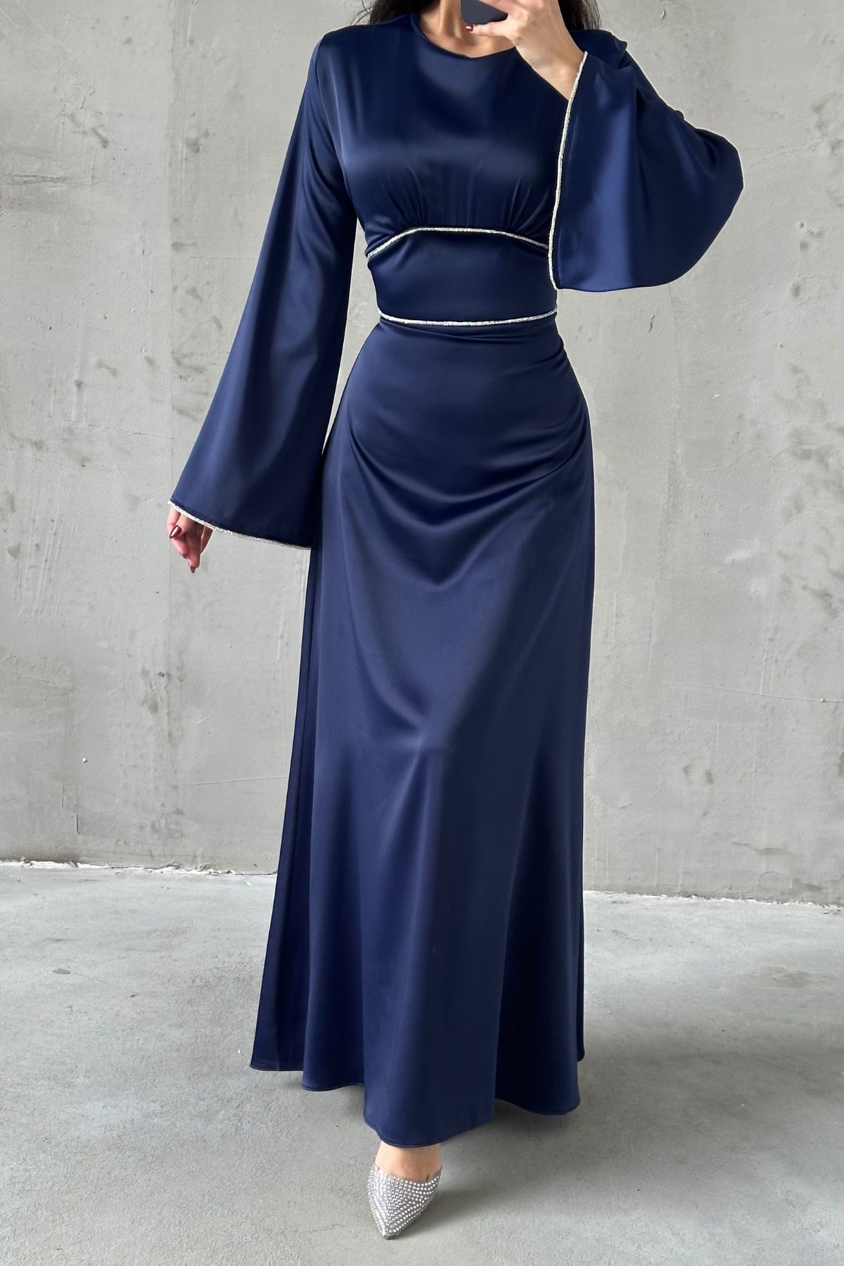 Satin Hijab Abendkleid mit enger Taille