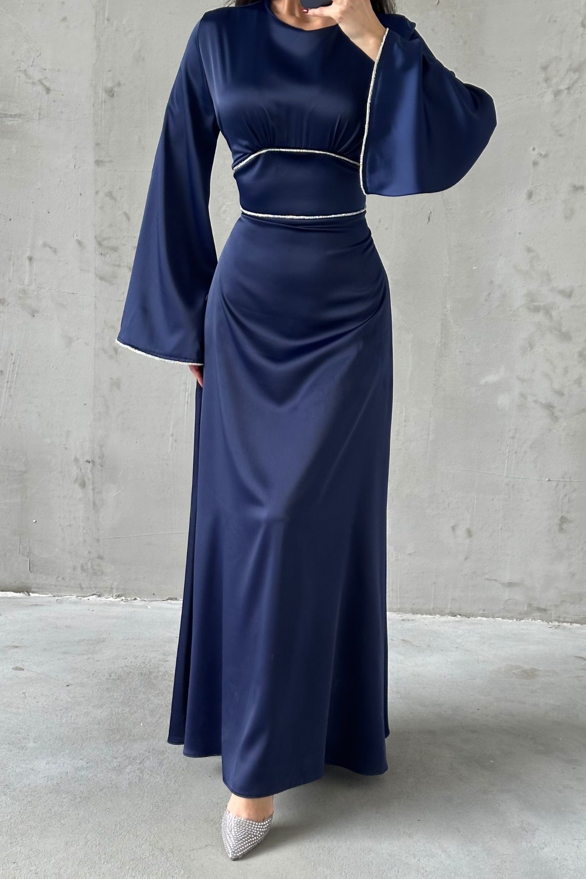 Satin Hijab Abendkleid mit enger Taille