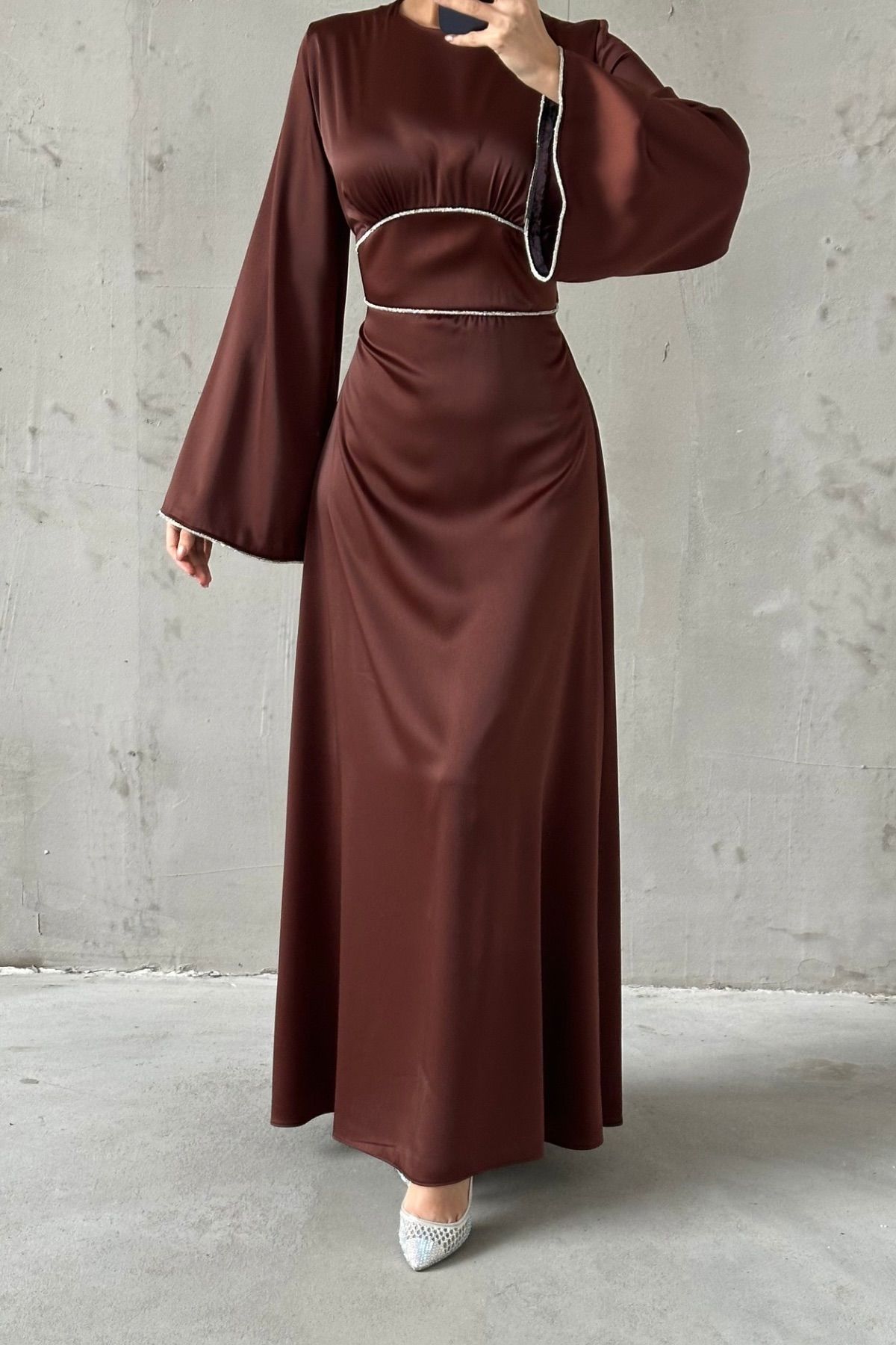 Satin Hijab Abendkleid mit enger Taille