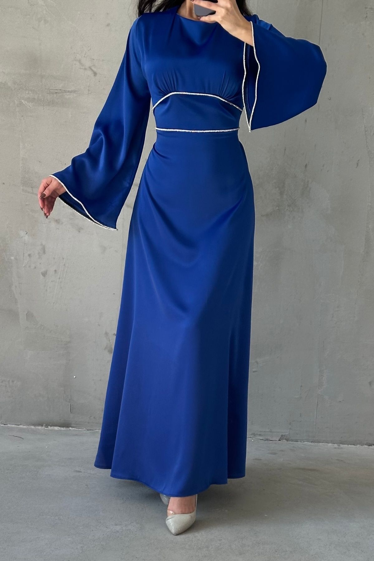 Satin Hijab Abendkleid mit enger Taille