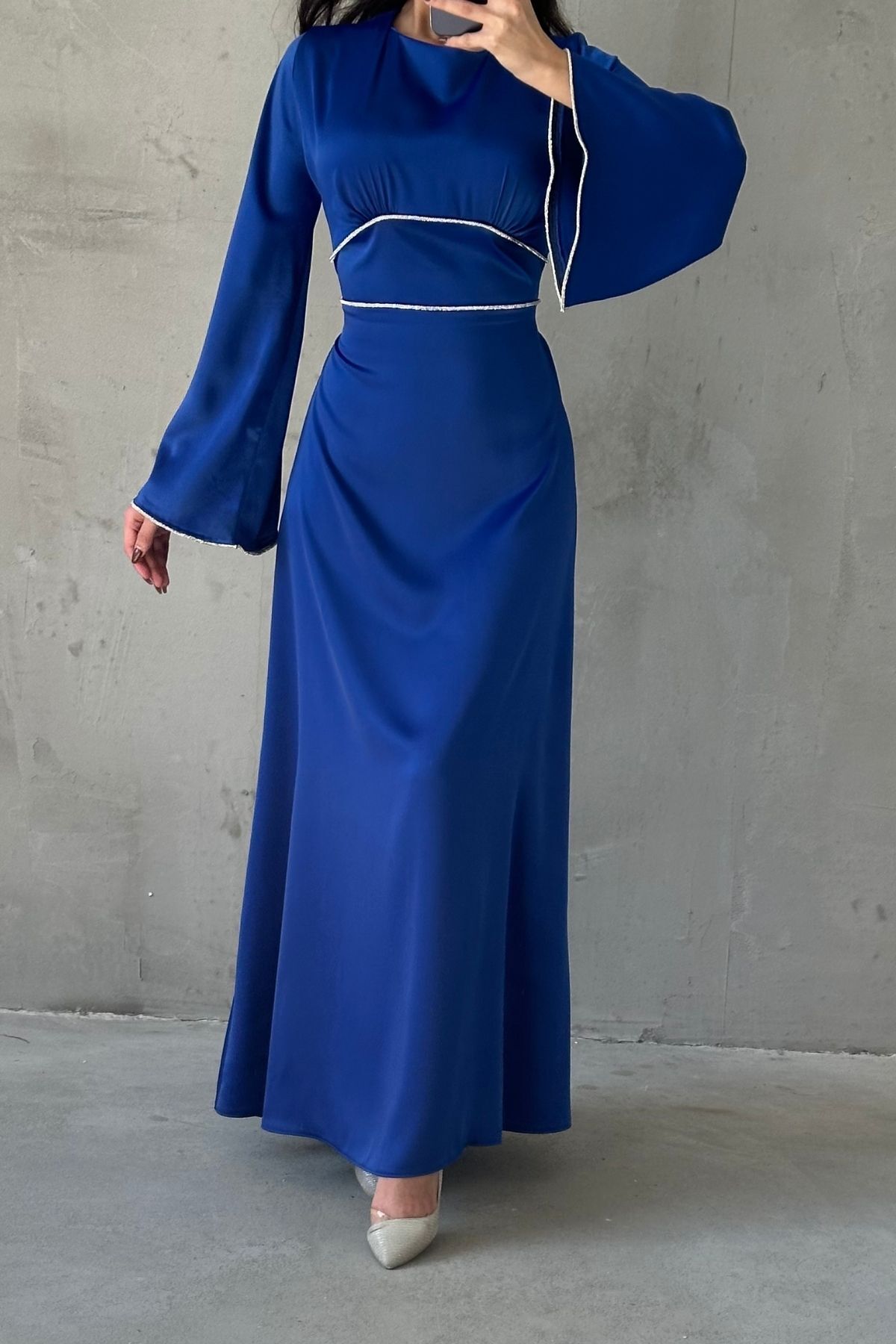 Satin Hijab Abendkleid mit enger Taille