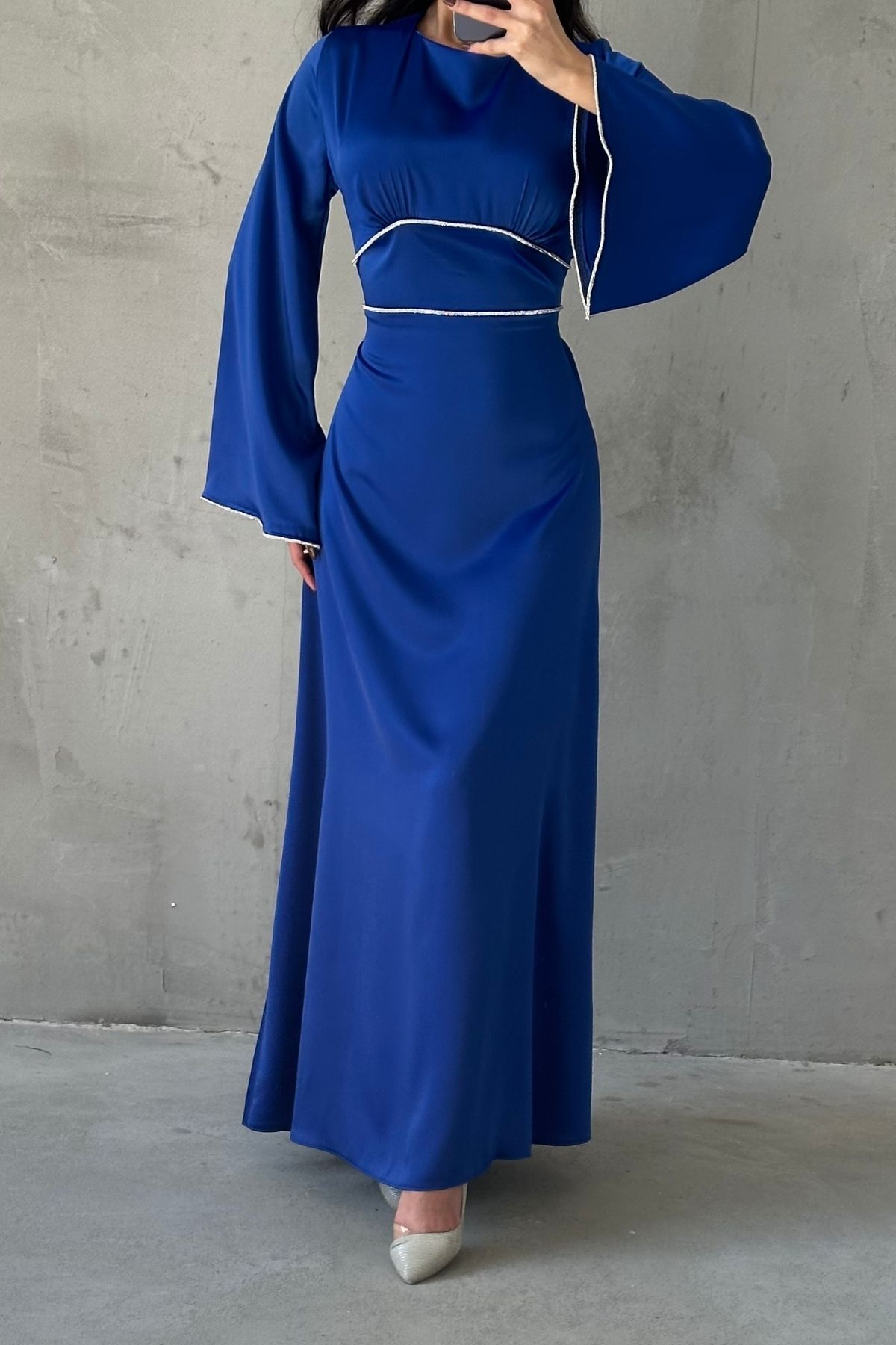 Satin Hijab Abendkleid mit enger Taille