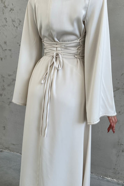 Satin Hijab Abendkleid mit enger Taille
