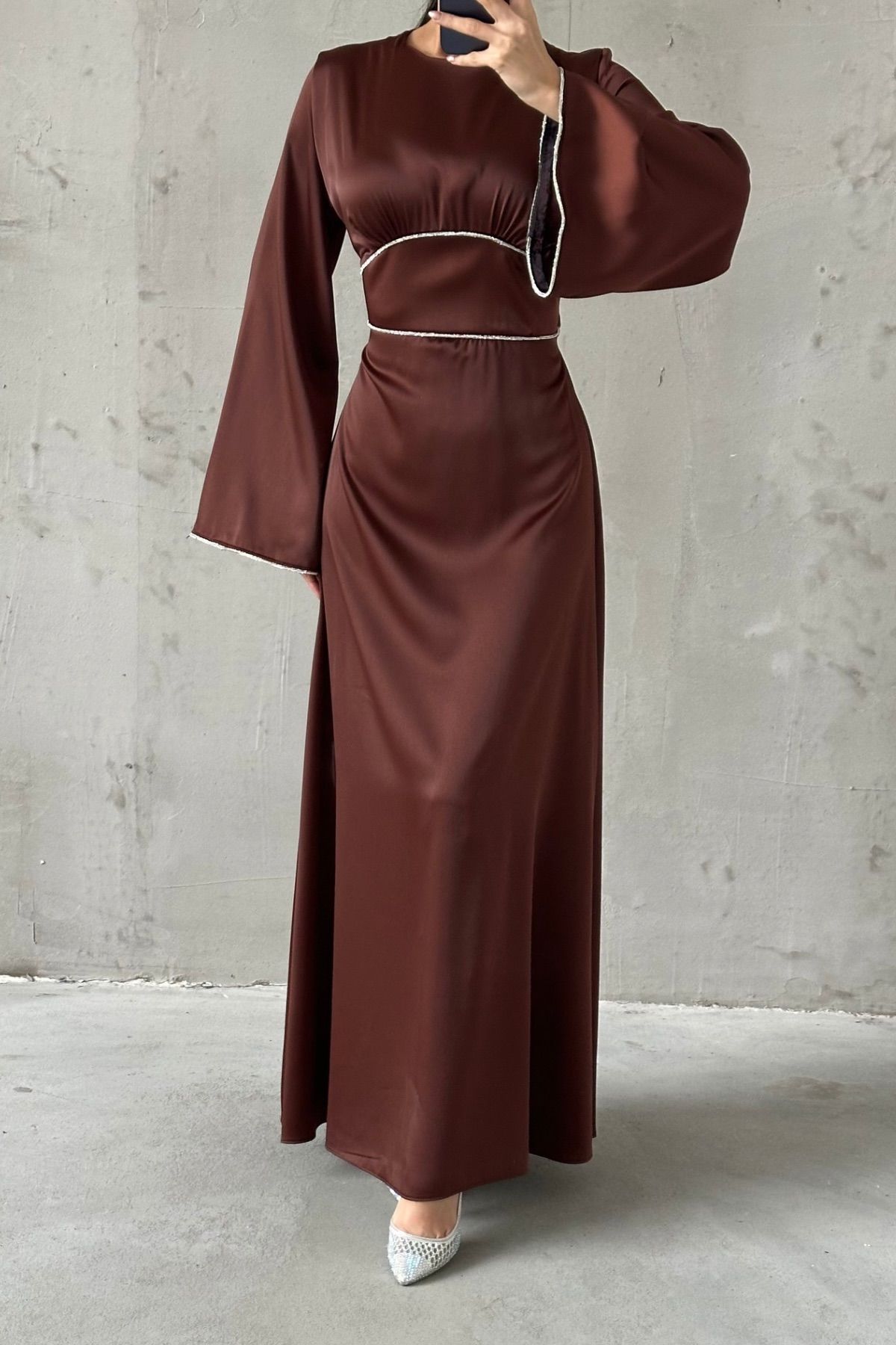 Satin Hijab Abendkleid mit enger Taille