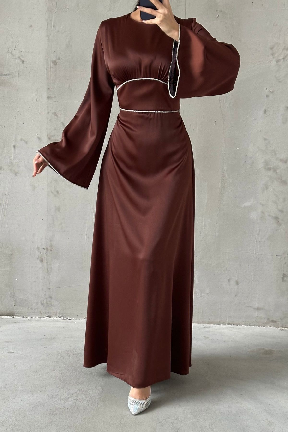 Satin Hijab Abendkleid mit enger Taille
