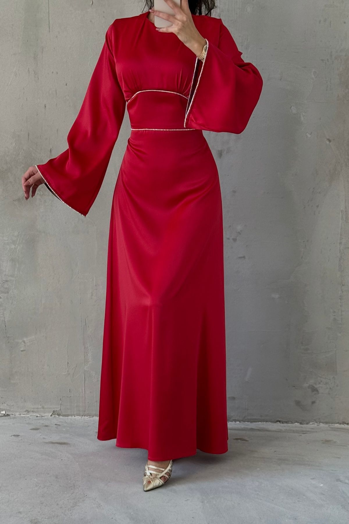 Satin Hijab Abendkleid mit enger Taille